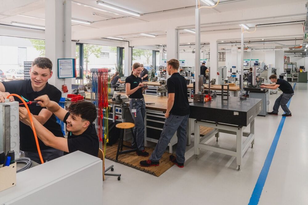 Während der letzten 100 Jahre hat Hansgrohe über 1000 junge Menschen bei ihrem Berufsstart begleitet. In den Unternehmensanfängen gab es oft nur einen Lehrling pro Jahr, heute starten jährlich rund 50 Auszubildende und Dual-Studenten ihre Karriere bei Hansgrohe.